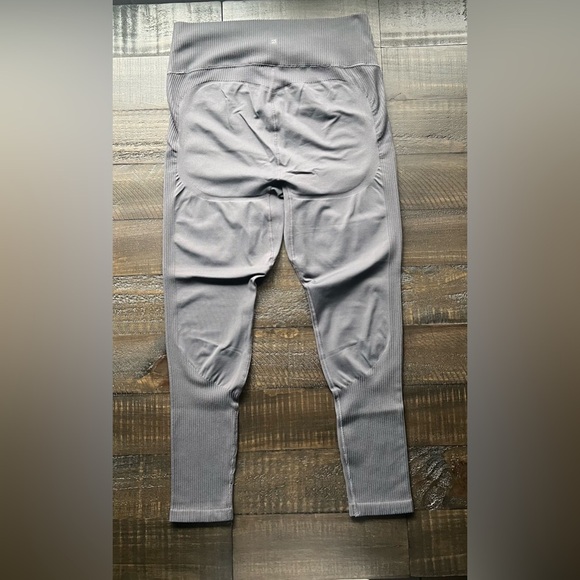 Peloton Gray Leggings, Ribbed Detailing, Butt Scrunch, Size XL/XXL - Picture 6 of 8